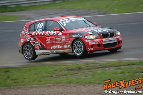 Koster met 2 wielen los door de chicane